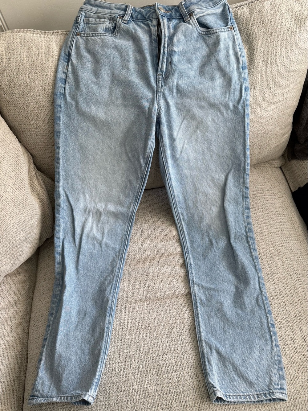 American Eagle 6 long High-Rise Straight Leg Mom Jeans
